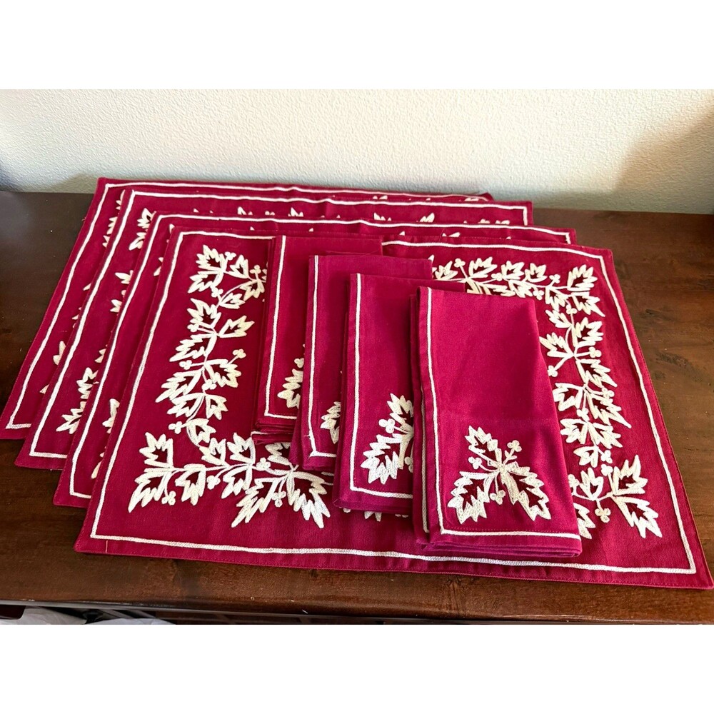Williams-Sonoma Embroidered Floral Red/White Placemats & Napkins Sets of 4 EUC